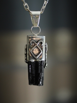turmalin-czarny-talizman-ochronny-z-runa-anielskiej-mocy-w-srebrze.jpg